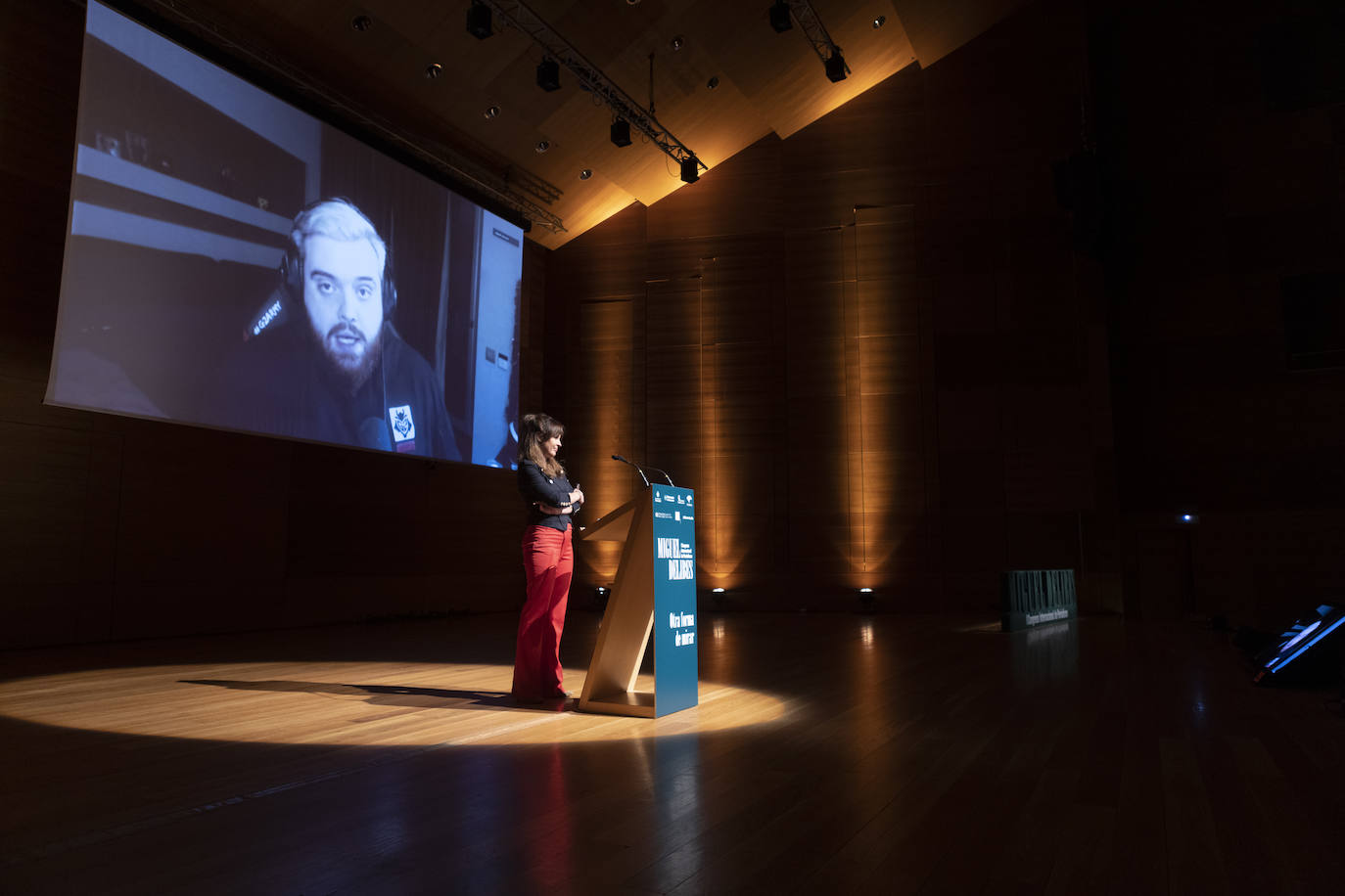 Mamen Mendizábal ha compartido algunos vídeos con el auditorio para impartir su conferencia. 