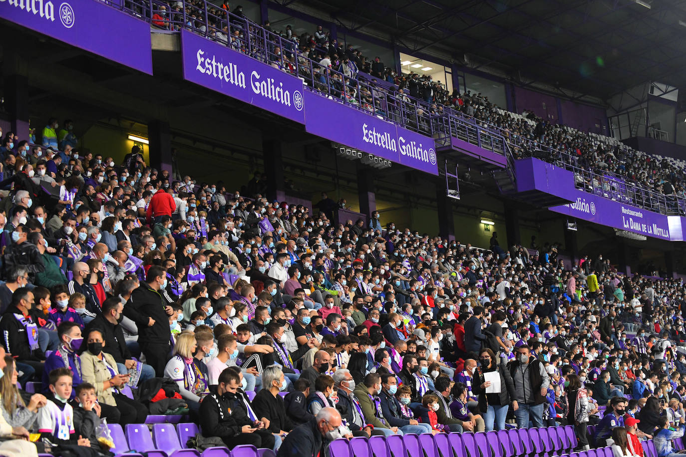 Aficionados vallisoletanos en el Zorrilla durante el encuentro contra el Málaga. 