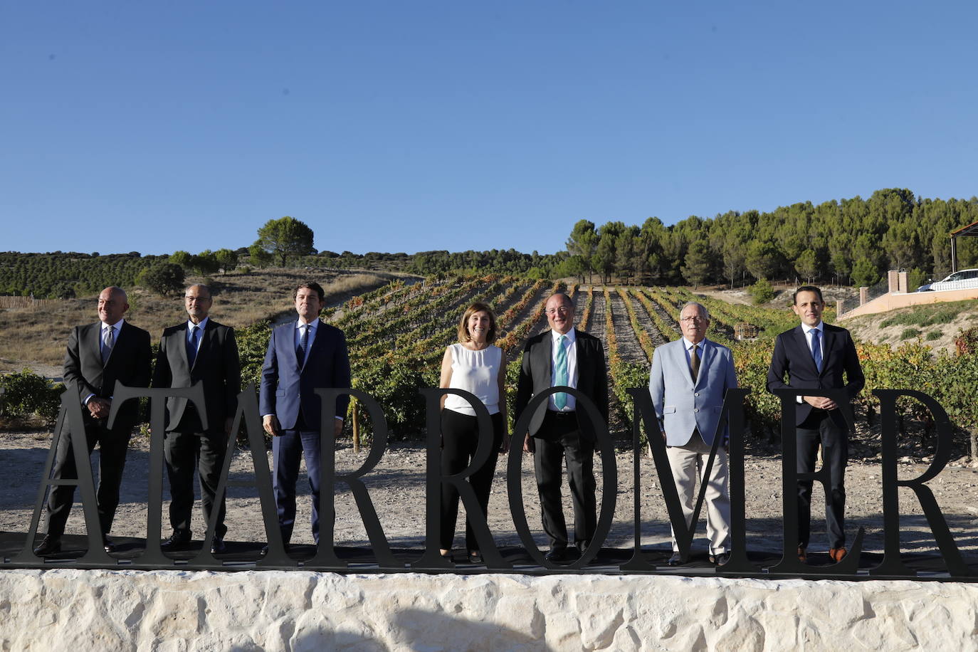Acompañantes y miembros de Matarromera en la inauguración de las nuevas instalaciones. 