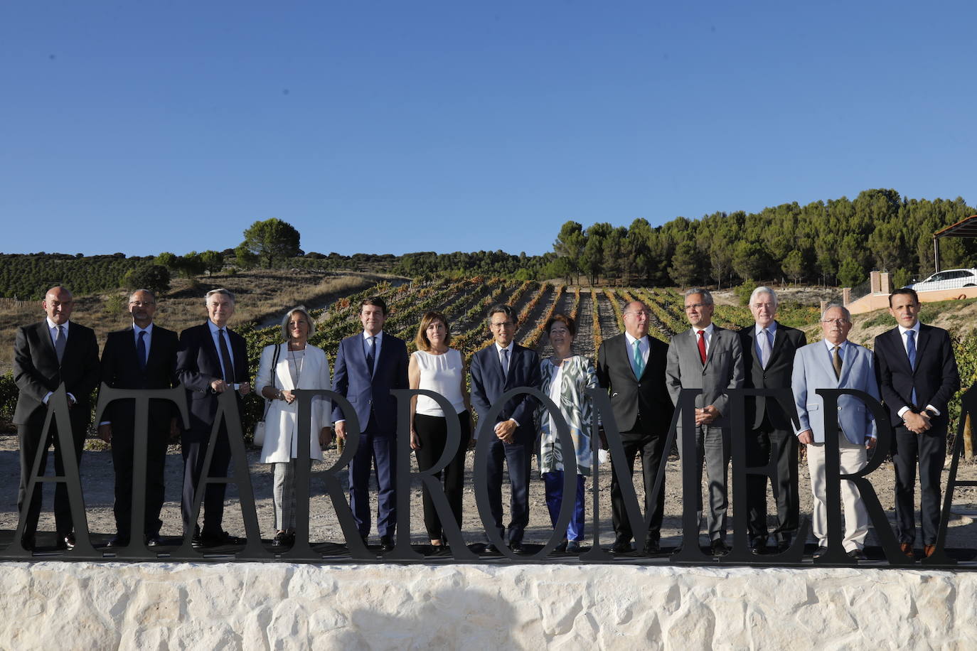 Acompañantes y miembros de Matarromera en la inauguración de las nuevas instalaciones. 