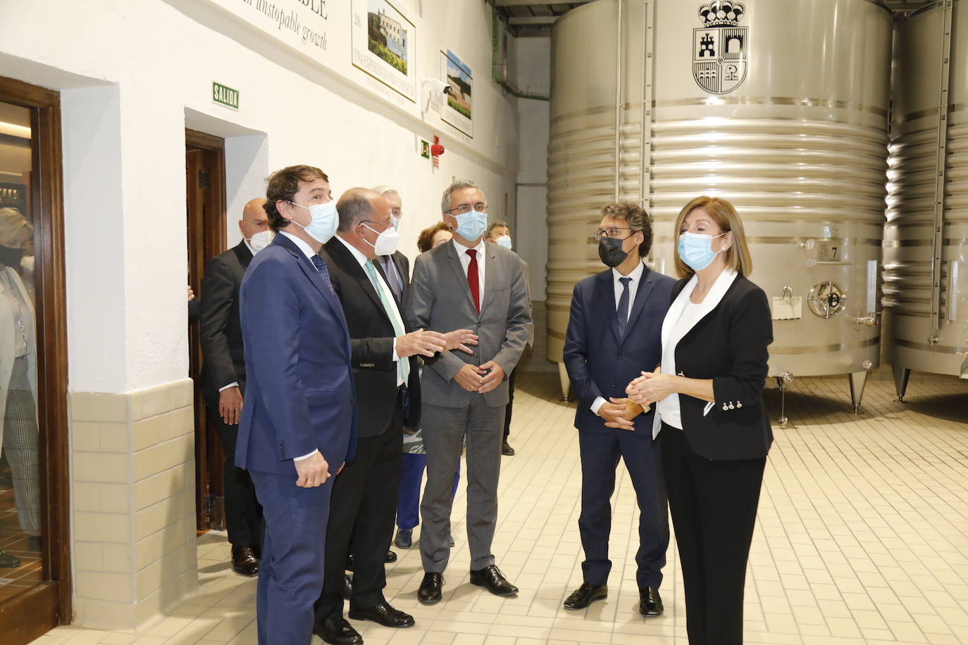 Acompañantes y miembros de Matarromera en la inauguración de las nuevas instalaciones. 