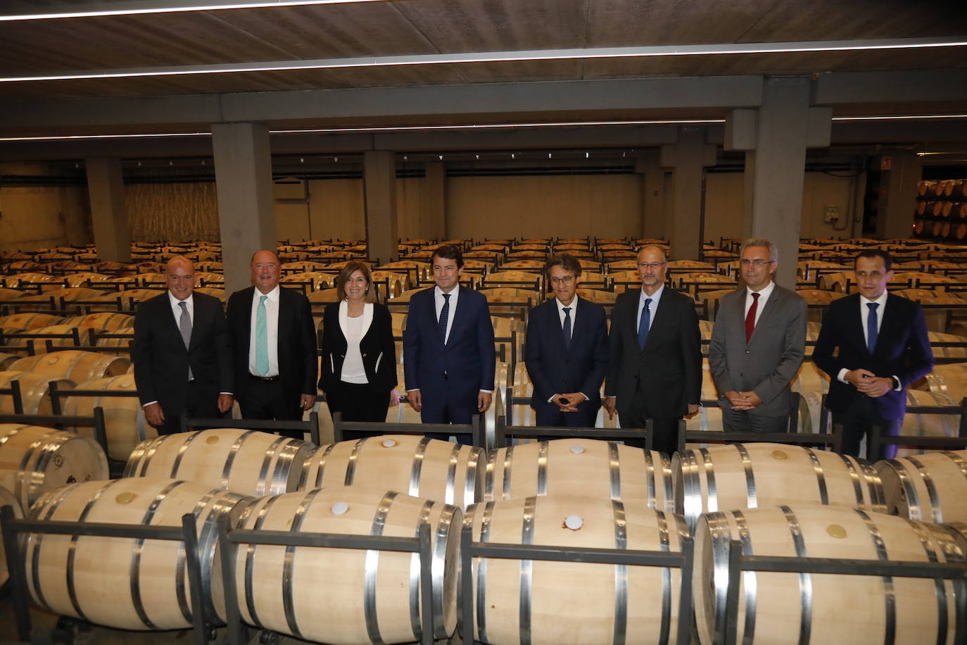 Acompañantes y miembros de Matarromera en la inauguración de las nuevas instalaciones. 
