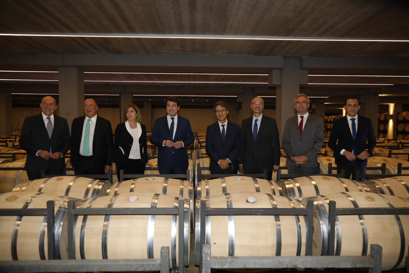 Acompañantes y miembros de Matarromera en la inauguración de las nuevas instalaciones. 