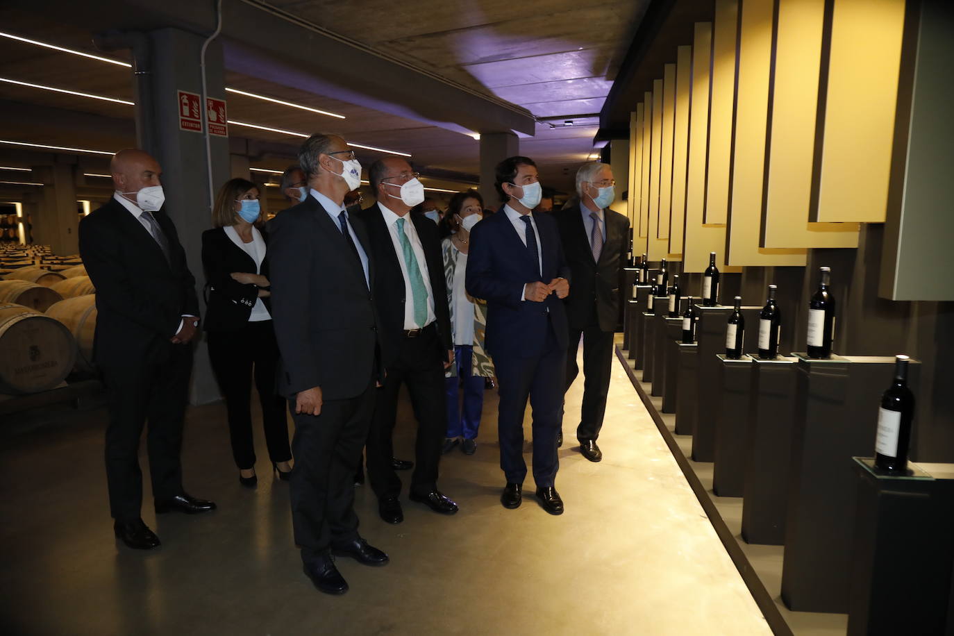 Acompañantes y miembros de Matarromera en la inauguración de las nuevas instalaciones. 