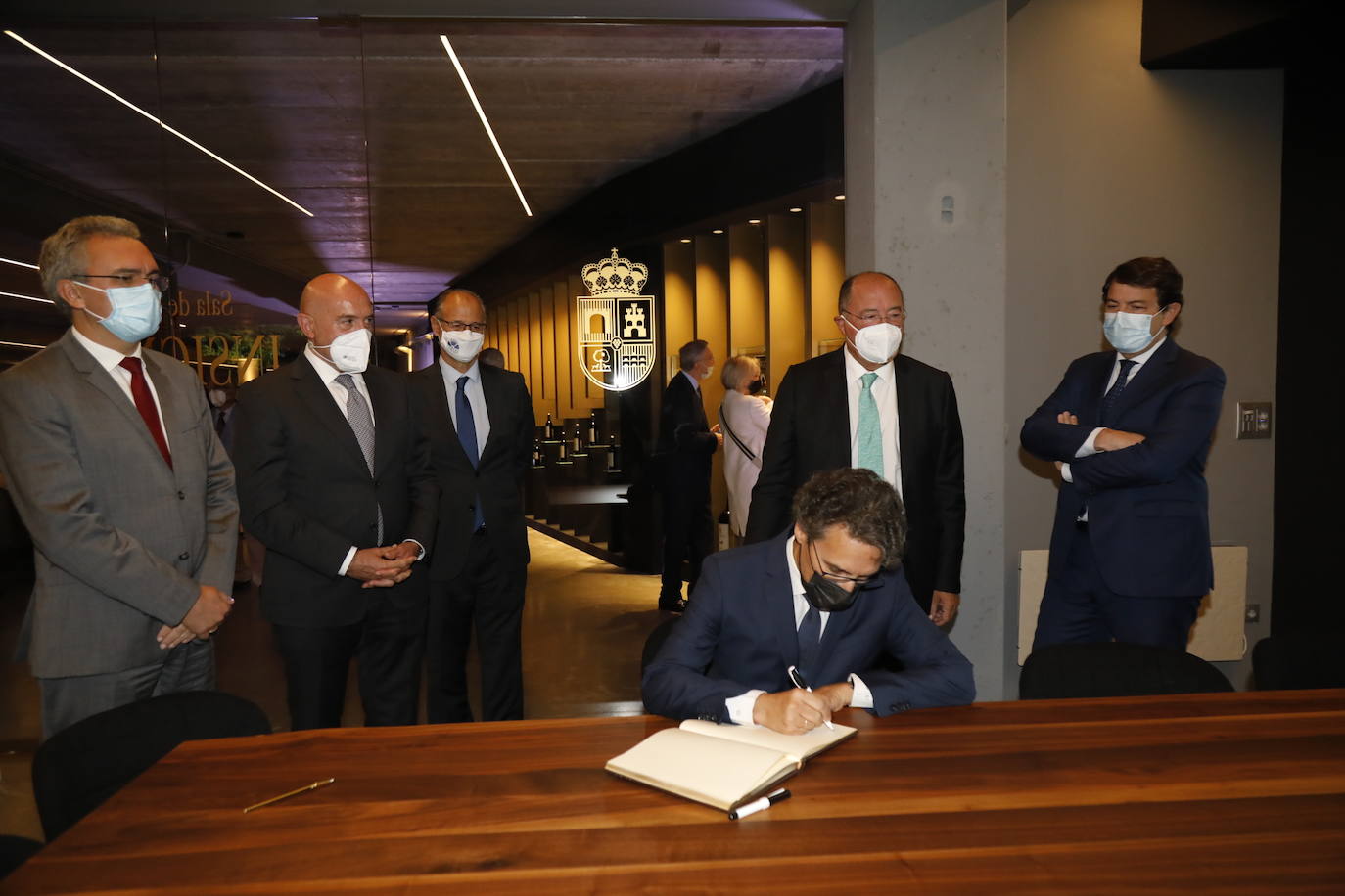 Acompañantes y miembros de Matarromera en la inauguración de las nuevas instalaciones. 