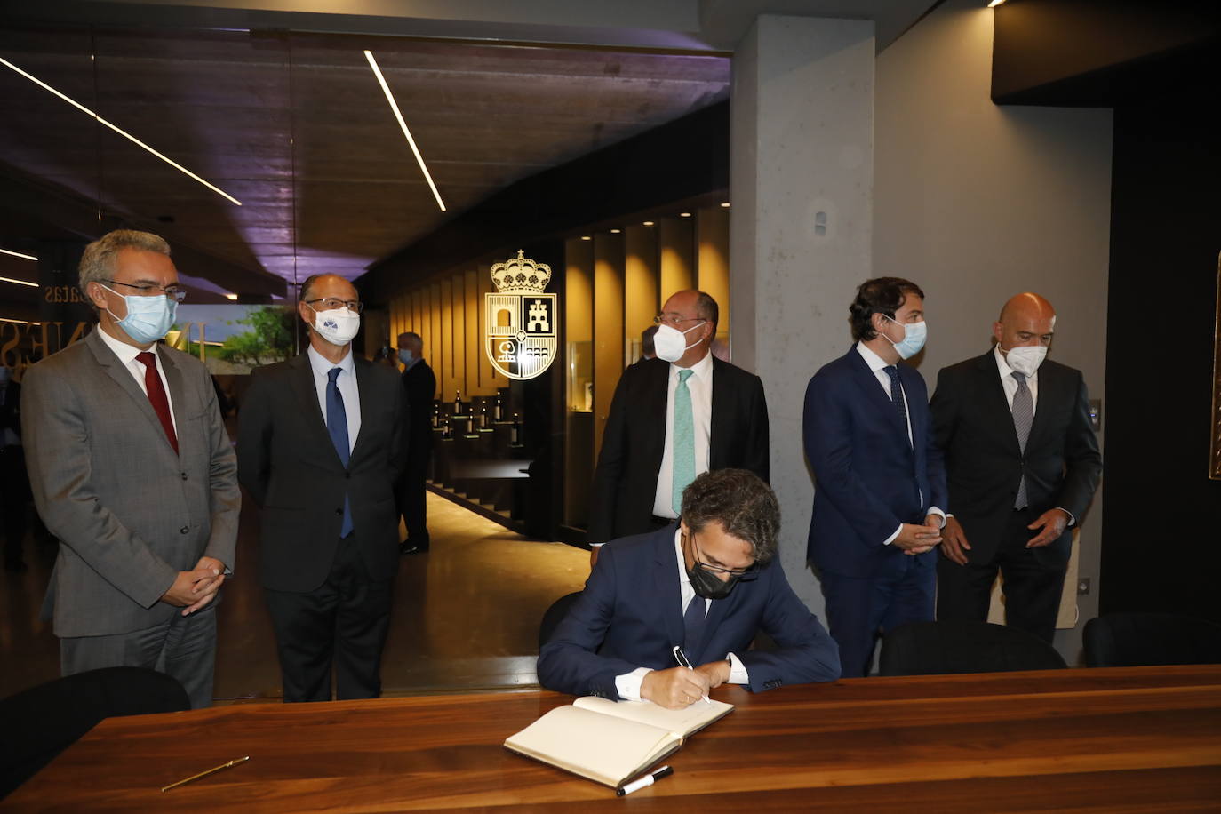 Acompañantes y miembros de Matarromera en la inauguración de las nuevas instalaciones. 