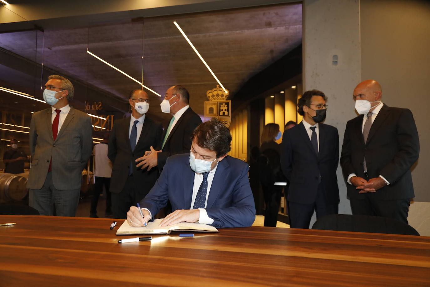 Acompañantes y miembros de Matarromera en la inauguración de las nuevas instalaciones. 