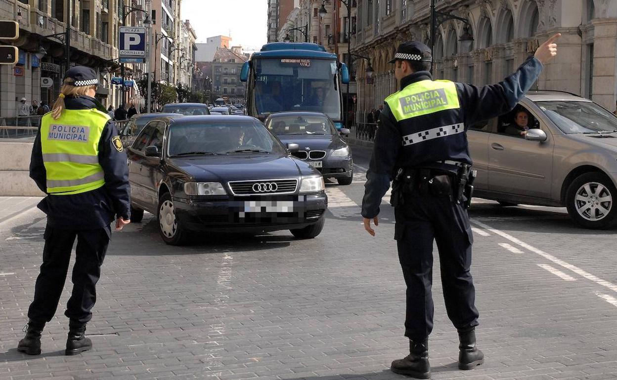 Dos agentes regulan el tráfico en Valladolid. 