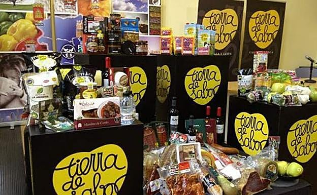 El expositor da cuenta de la cantidad y variedad de productos amparados por Tierra de Sabor. 