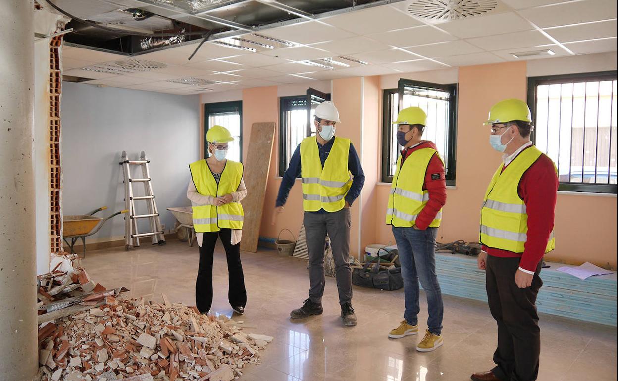 El alcalde de Carbajosa de la Sagrada y varios concejales visitaron ayer las obras.