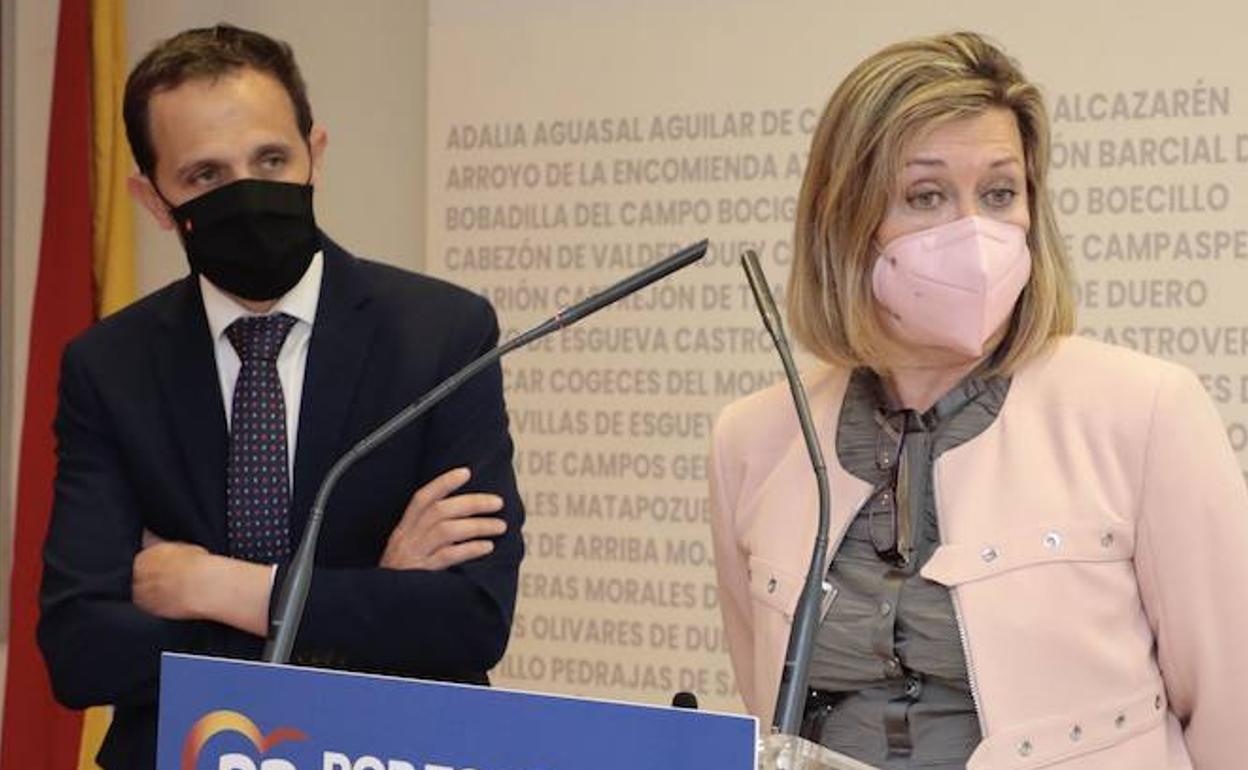 Conrado Íscar y Pilar del Olmo, durante una rueda de prensa. 