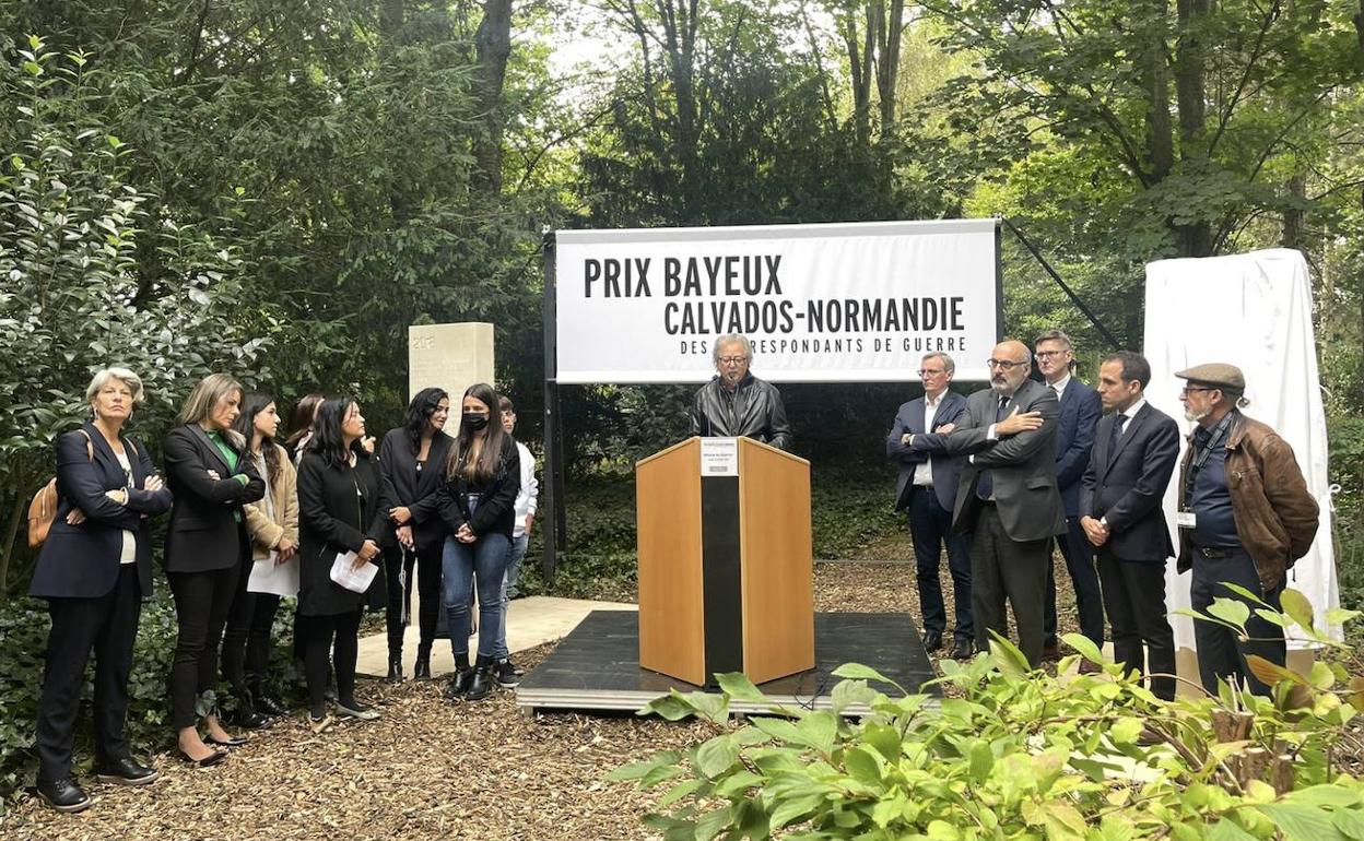 Roberto Fraile y David Beriain, homenajeados en Normandía durante los premios Bayeux-Calvados. 