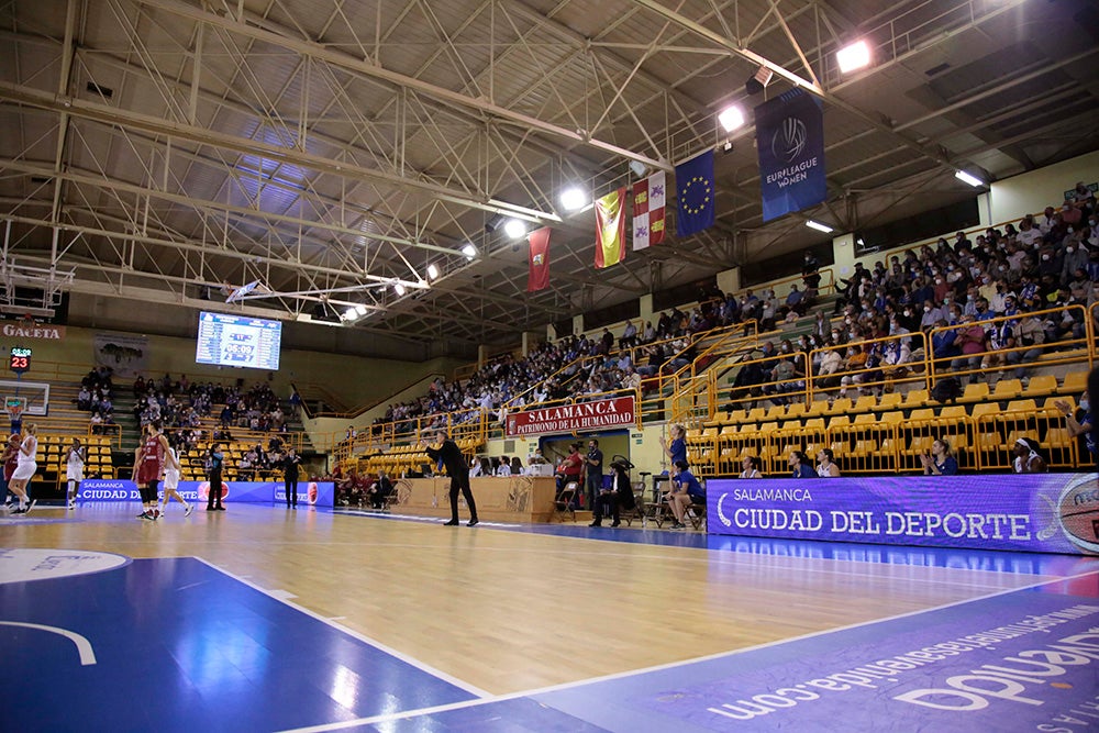 Würzburg empieza a recuperar el ambiente de siempre en las noches de Euroliga para presenciar la sufrida victoria del CB Avenida