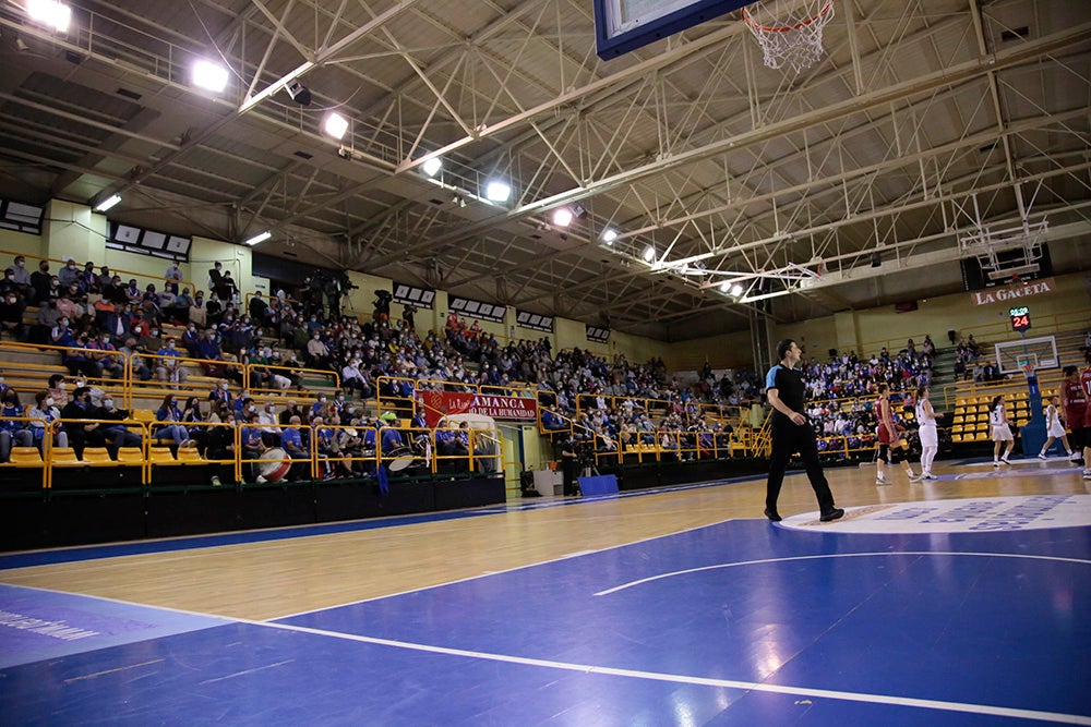 Würzburg empieza a recuperar el ambiente de siempre en las noches de Euroliga para presenciar la sufrida victoria del CB Avenida