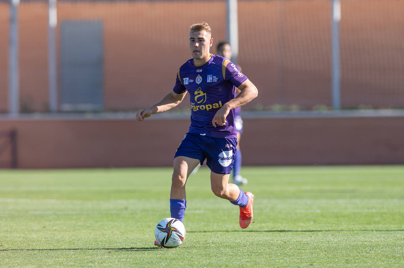 El equipo palentin suma la segunda victoria consecutiva en RFEF.