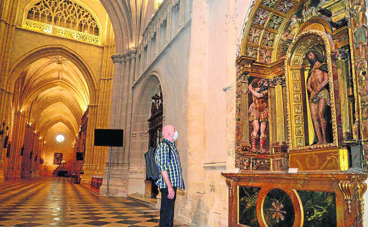 Un turista observa un retablo en la Catedral de Palencia, ayer por la tarde.