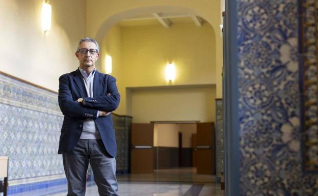 El profesor García Medina, en los pasillos de la Facultad de Derecho de Valladolid, de la que es decano.