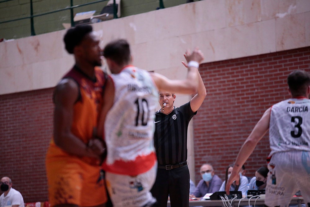 Duro correctivo para el Aquimisa Carbajosa en el debut liguero ante el Zamora Enamora (60-85)