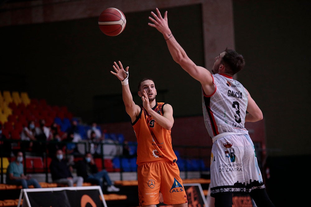 Duro correctivo para el Aquimisa Carbajosa en el debut liguero ante el Zamora Enamora (60-85)