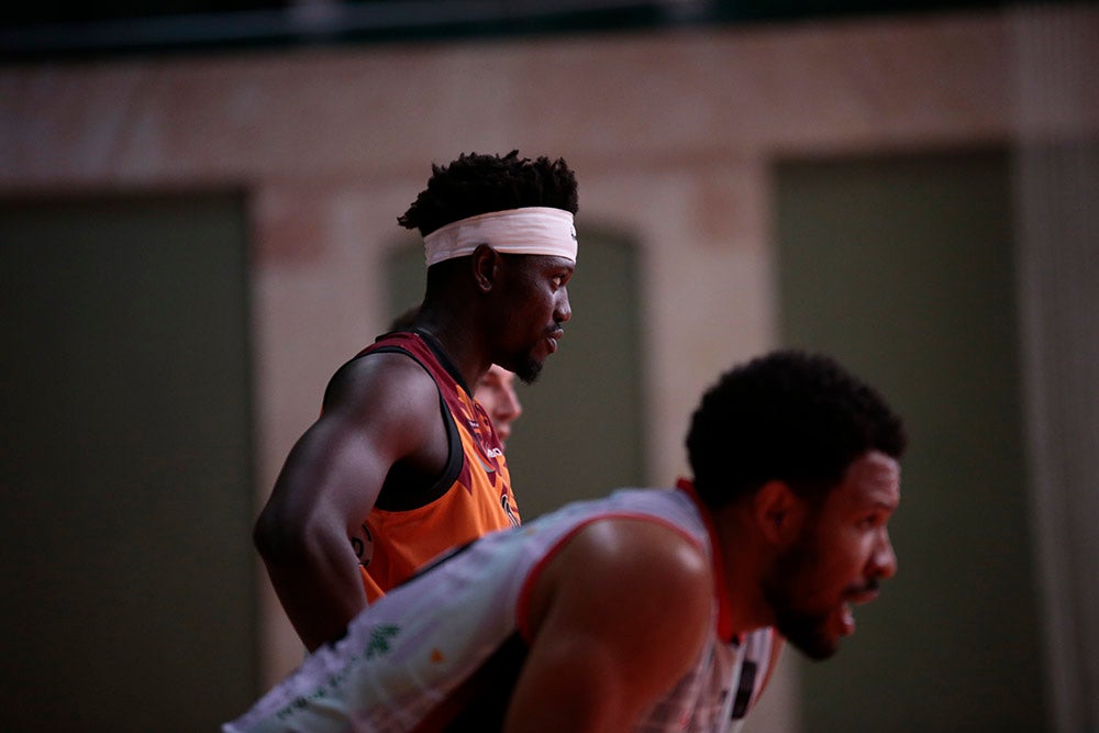 Duro correctivo para el Aquimisa Carbajosa en el debut liguero ante el Zamora Enamora (60-85)