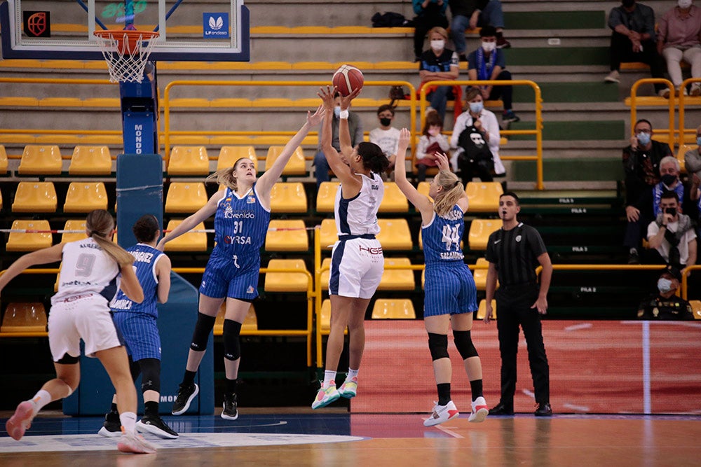 Avenida se pone serio en defensa y suma una más en la Liga (70-47)