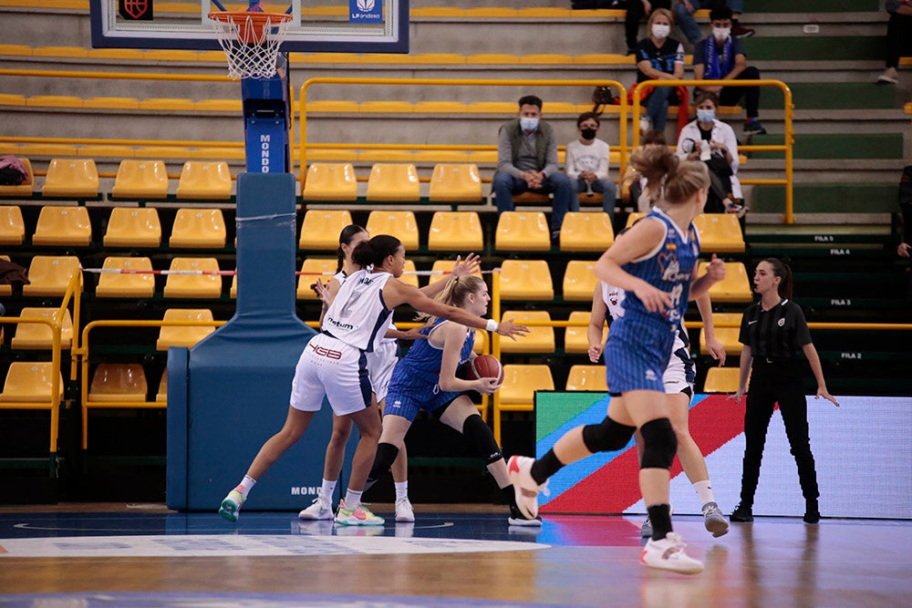 Avenida se pone serio en defensa y suma una más en la Liga (70-47)