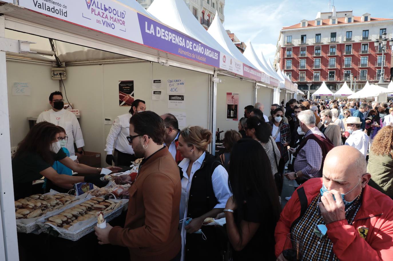 Fotos: Ambientazo durante la jornada del domingo en el evento &#039;Valladolid. Plaza Mayor del Vino&#039;