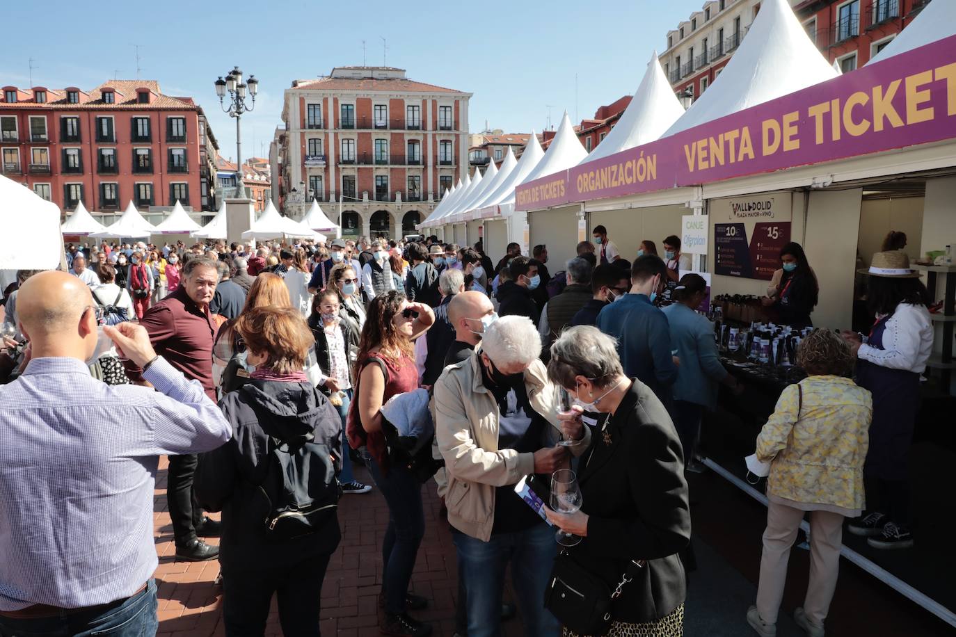 Fotos: Ambientazo durante la jornada del domingo en el evento &#039;Valladolid. Plaza Mayor del Vino&#039;