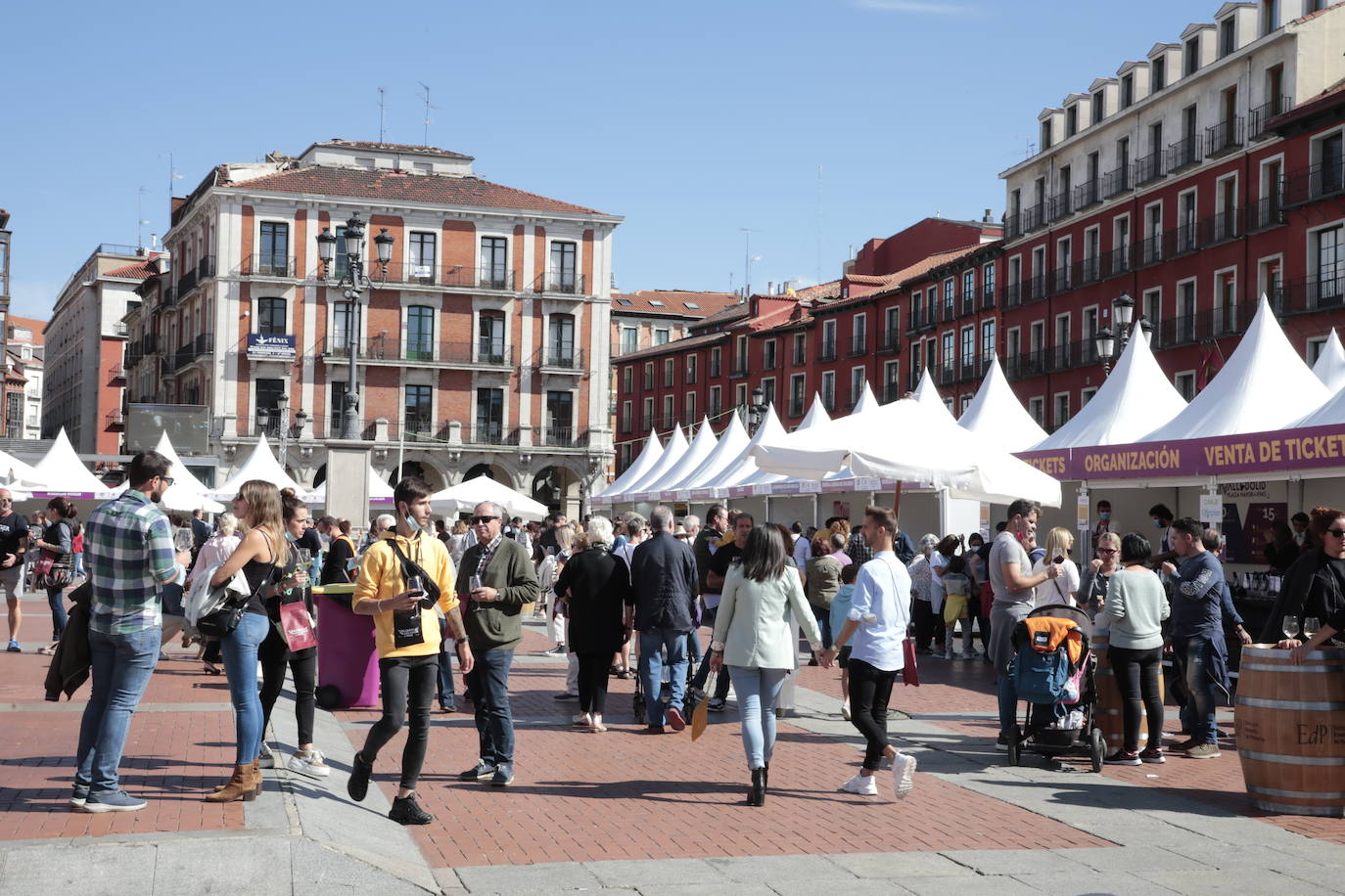 Fotos: Ambientazo durante la jornada del domingo en el evento &#039;Valladolid. Plaza Mayor del Vino&#039; (2/2)