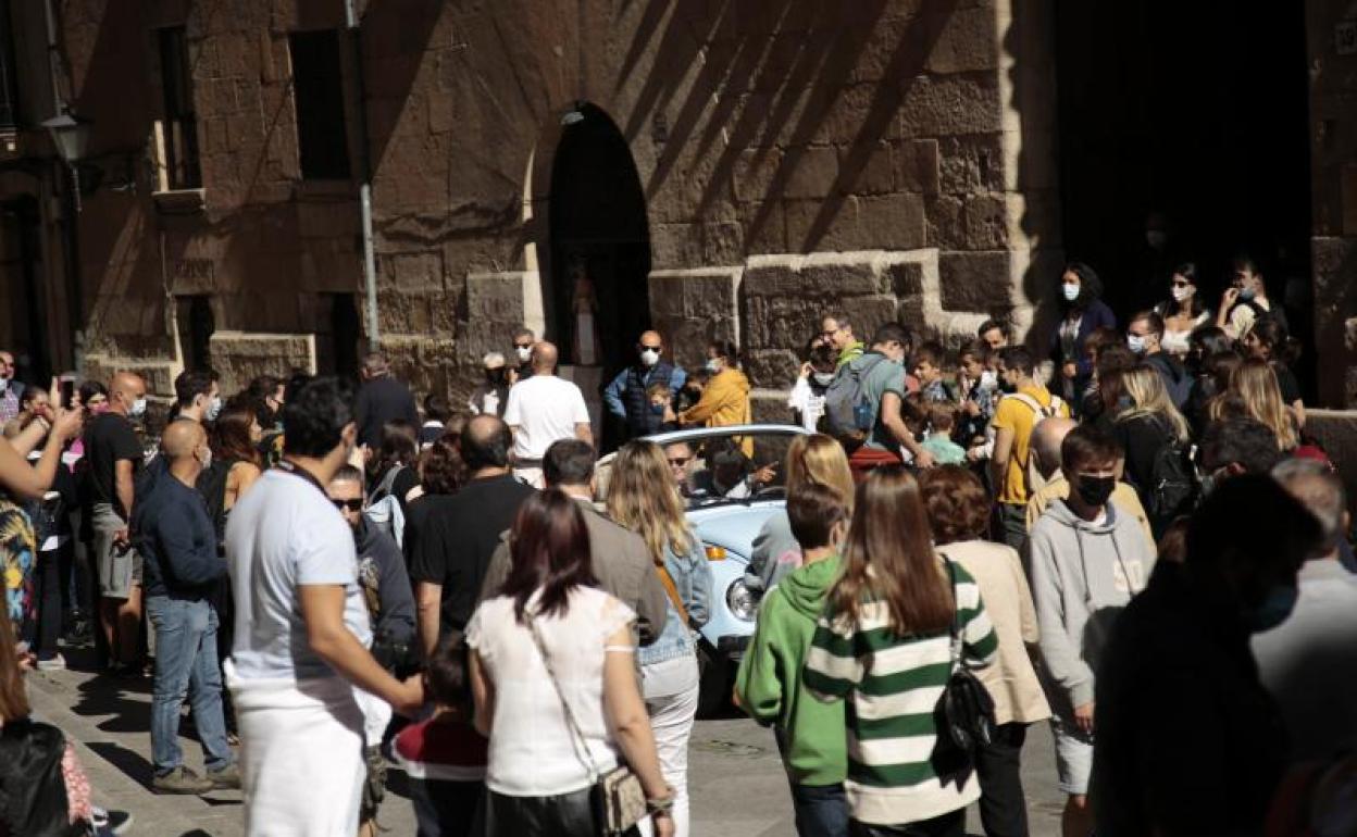 La zona de la Clerecía y la calle Compañía, atestada de gente.