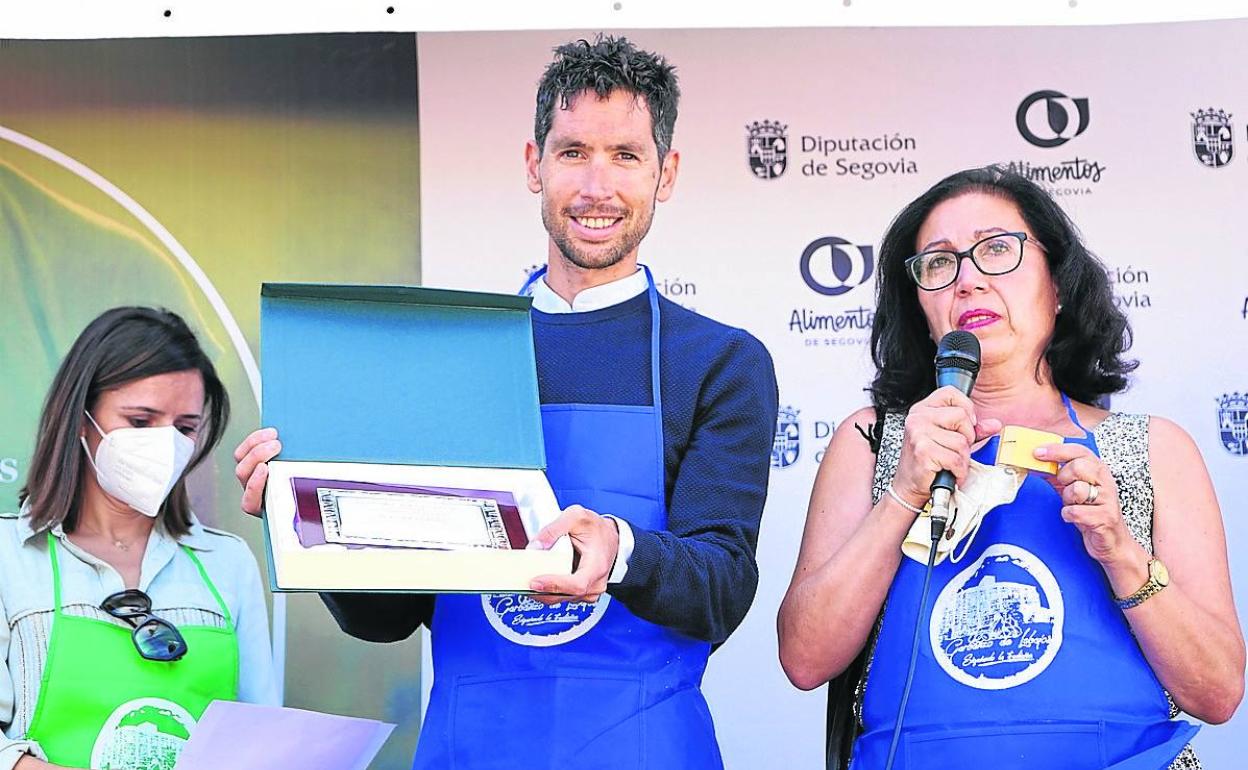 Javi Guerra muestra el distintivo en presencia de la alcaldesa de Labajos (derecha). 