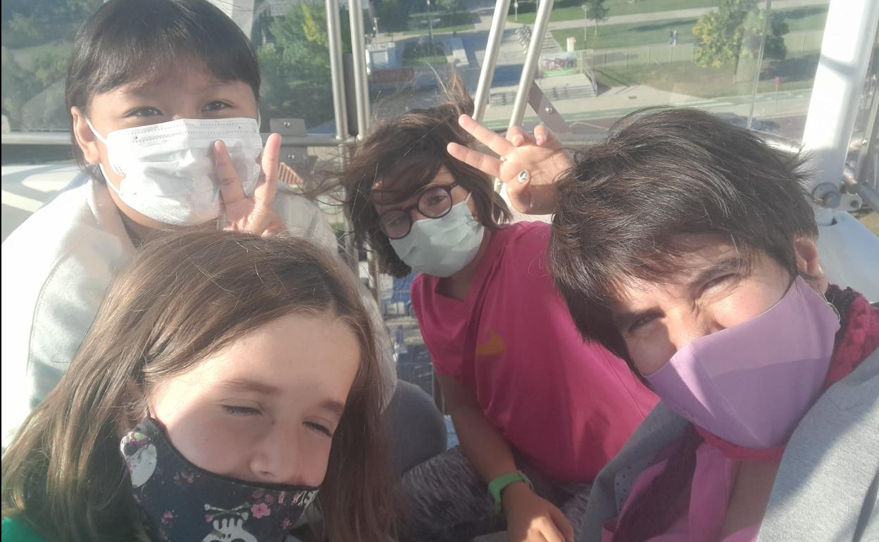 Nudee, con mascarilla blanca, con Cristina y sus dos hijas.