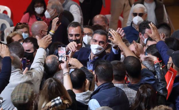 El presidente del Gobierno, Pedro Sánchez, a su llegada al acto en Ponferrada. 