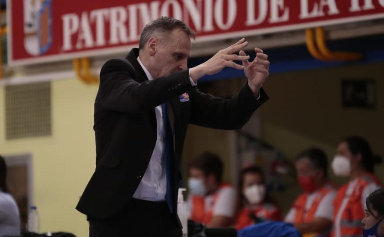 Duro mensaje de Íñiguez a la plantilla de Avenida: «Salvo Silvia, ahora ninguna me valdría para ningún equipo de los que he entrenado»