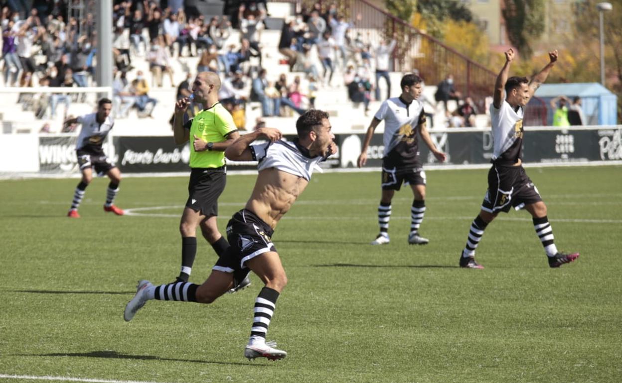 Salinas celebra uno de sus goles. 