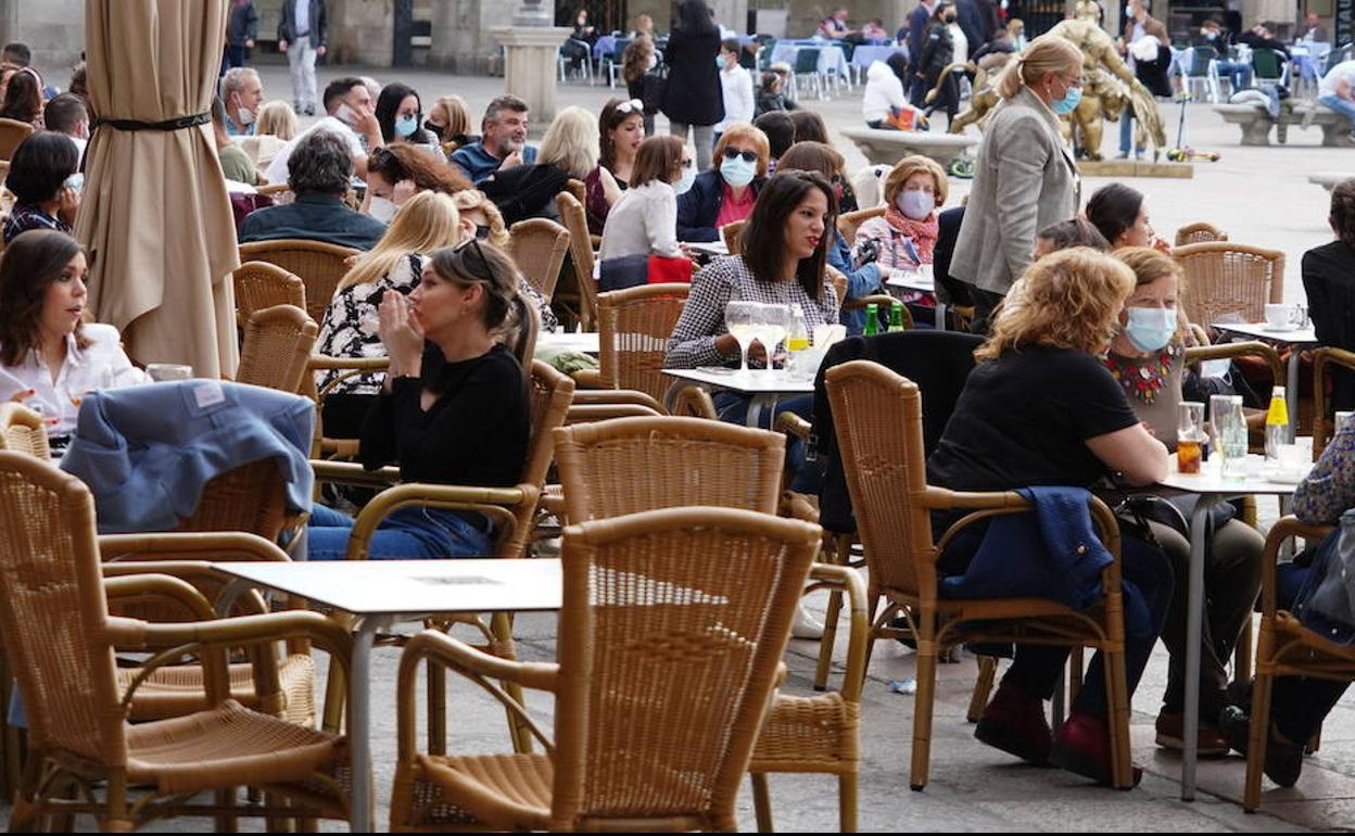 La calle, las terrazas, los restaurantes están llenos. 