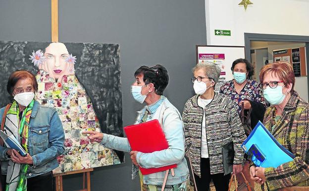 Un grupo de alumnas salen de una clase de la UPP. 