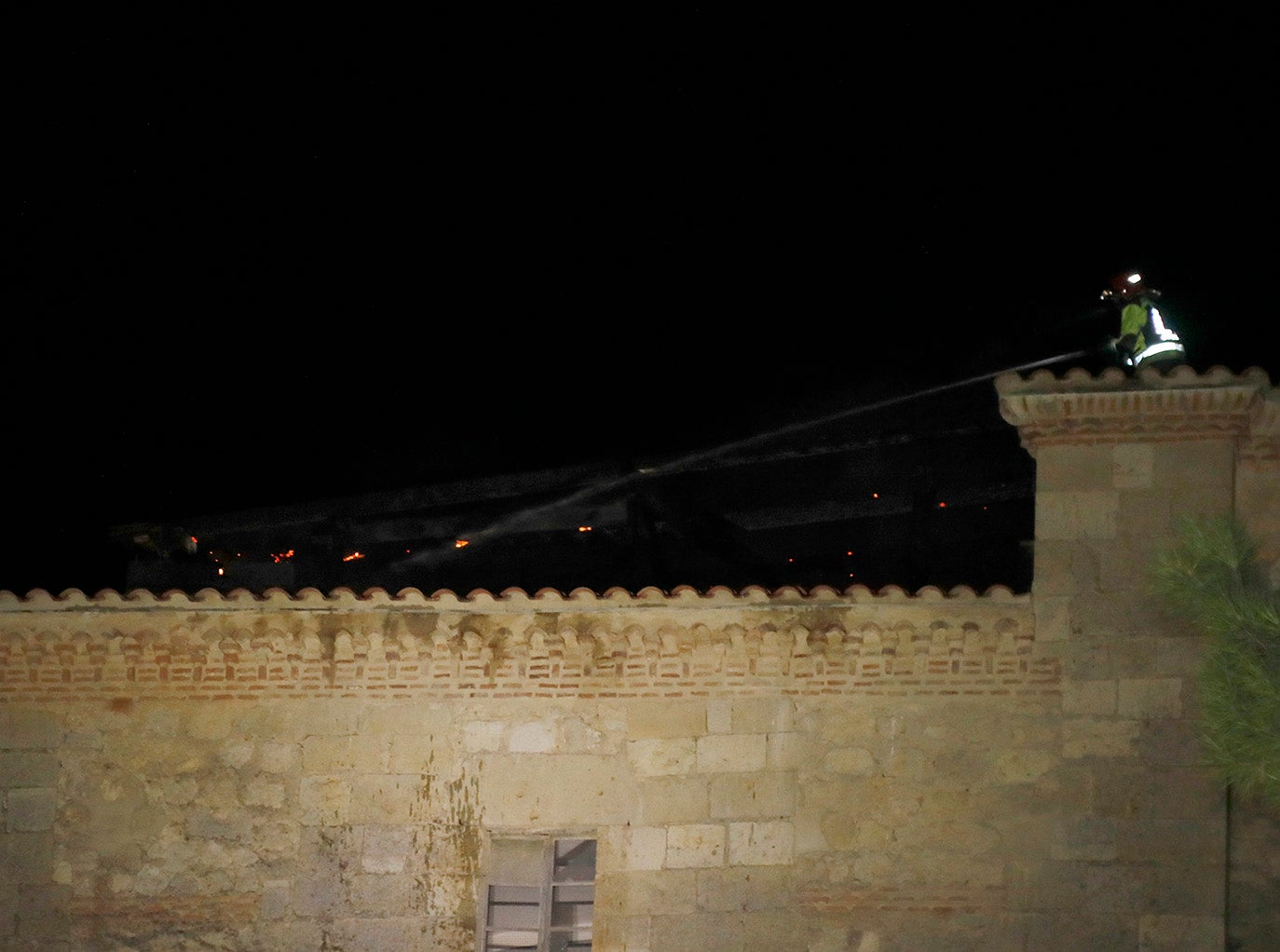 Incendio en el monasterio de Alconada.