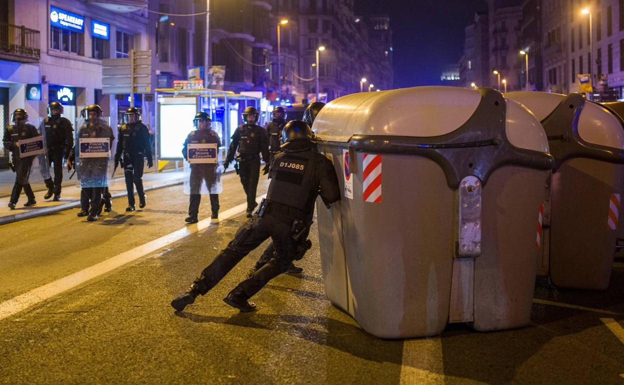 Mossos durante unos disturbios en Barcelona. 