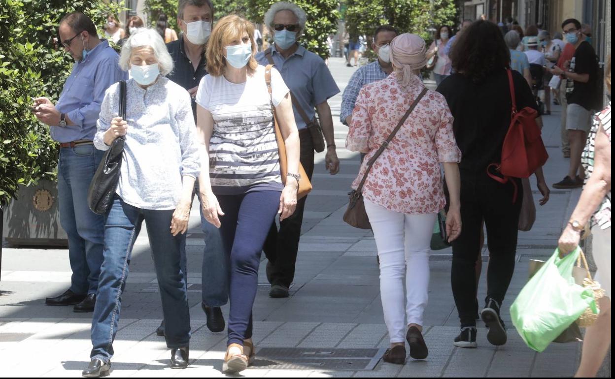 Vecinos con su mascarilla por las calles de Valladolid.. 