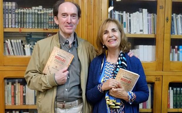 Álvaro Medina y Yolanda Izard en la biblioteca del Casino