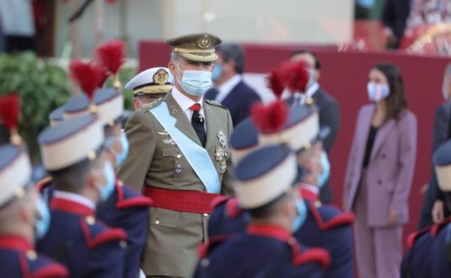 La mejora de la situación sanitaria ha permitido que se vuelva a celebrar el tradicional desfile, que el año pasado tuvo que ser sustituido por un austero acto estático en el patio del Palacio Real.