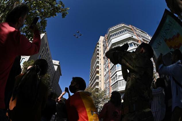 Asistentes toman fotografías durante el desfile.