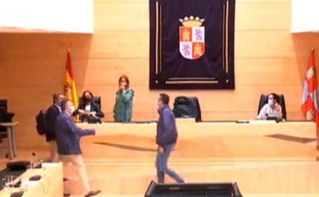 Pedro González, del PSOE, se dirige hacia Jesús Peregrina, del PP, en un vídeo sin audio porque los micrófonos se cierran al terminar la comisión.