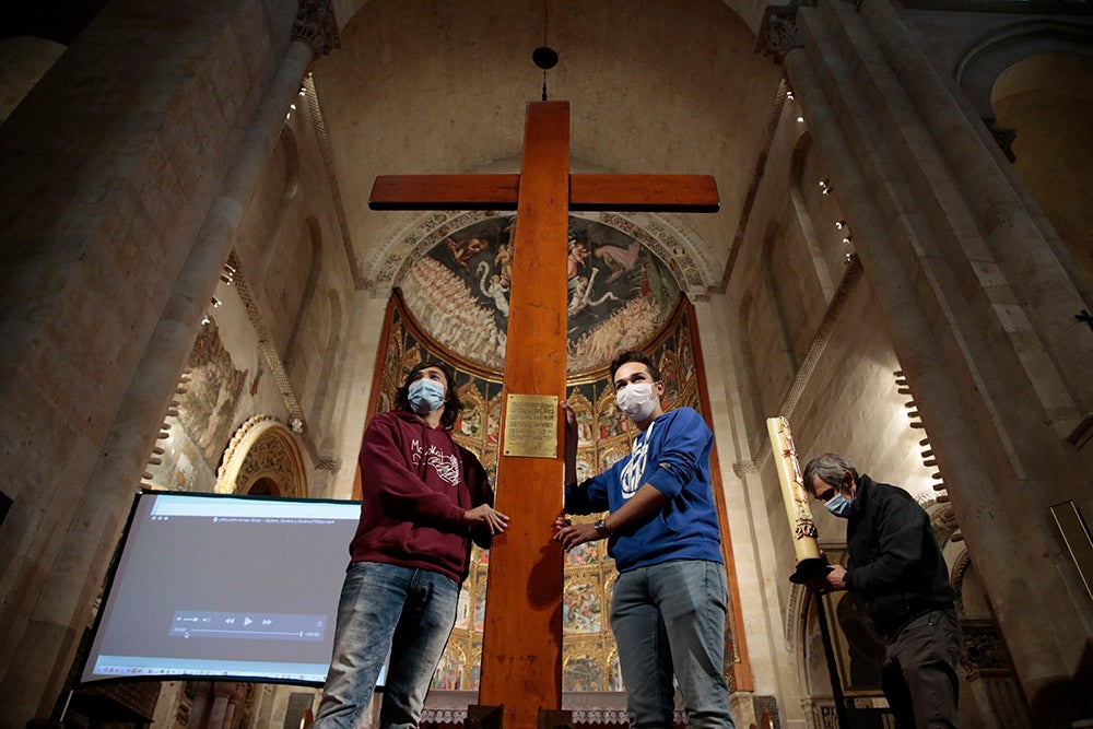 La Cruz de los Jóvenes y el icono de la Virgen Salus Populi Romani llegan a la Catedral Vieja para dar inicio a una intensa jornada de actos 