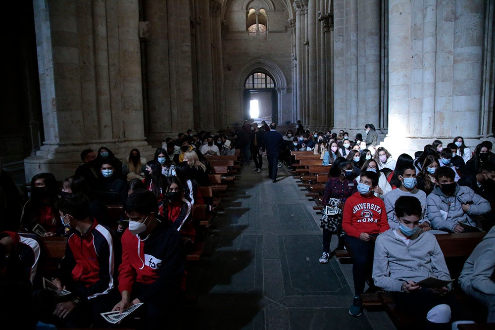 La Cruz de los Jóvenes y el icono de la Virgen Salus Populi Romani llegan a la Catedral Vieja para dar inicio a una intensa jornada de actos 