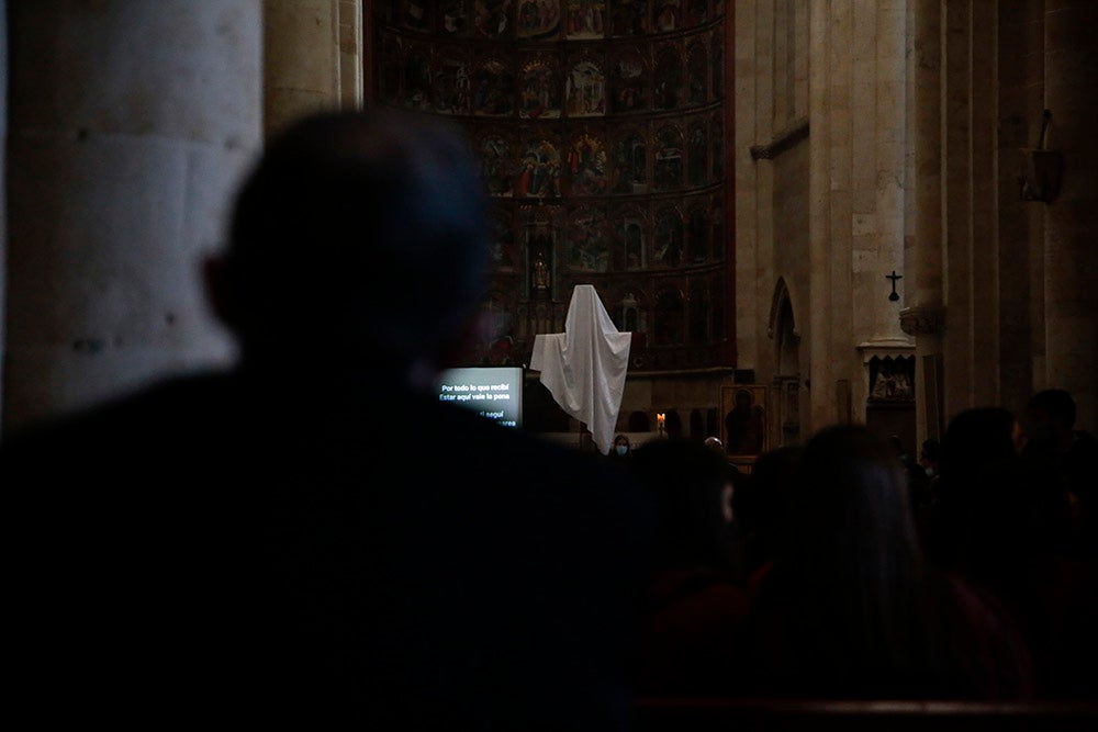 La Cruz de los Jóvenes y el icono de la Virgen Salus Populi Romani llegan a la Catedral Vieja para dar inicio a una intensa jornada de actos 