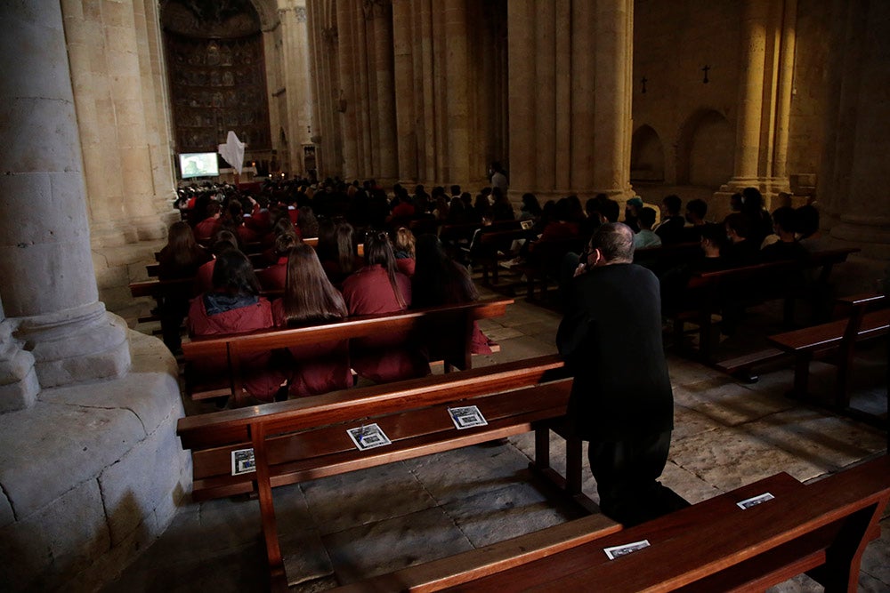 La Cruz de los Jóvenes y el icono de la Virgen Salus Populi Romani llegan a la Catedral Vieja para dar inicio a una intensa jornada de actos 