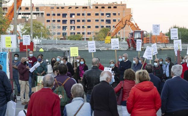 Protesta de los vecinos por el retraso en la construcción del túnel bajo las vías.