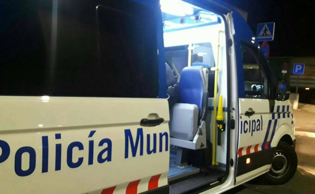 La furgoneta del equipo de Atestados de la Policía Municipal. 